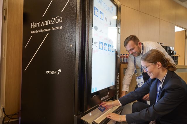Über den Hardware2Go-Automaten erhielten die Gäste ihr Give-away – in Unternehmen bietet er Mitarbeitenden rund um die Uhr einen sofortigen Self-Service-Zugang zu IT- und Büromaterial.